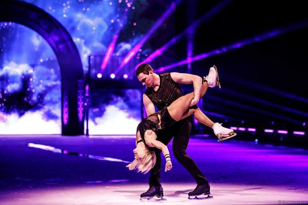 Paarlauf-Olympiasieger Aljona Savchenko und Bruno Massot mit einer eigens für SHOWTIME von Holiday on Ice kreierte Performance zu „Never Tear Us Apart“ aus dem Film Fifty Shades of Grey
