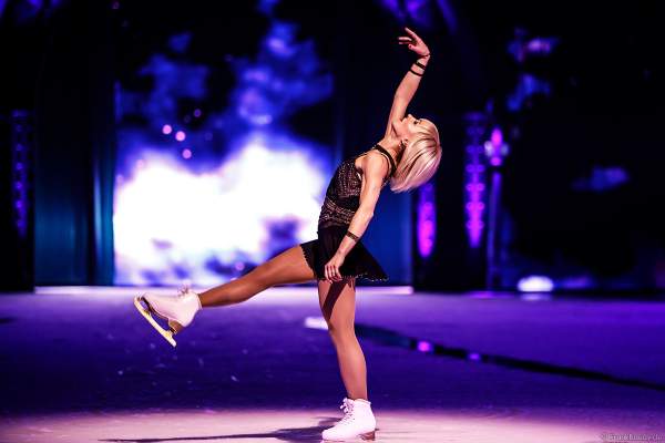 Paarlauf-Olympiasieger Aljona Savchenko mit einer eigens für SHOWTIME von Holiday on Ice kreierte Performance zu „Never Tear Us Apart“ aus dem Film Fifty Shades of Grey