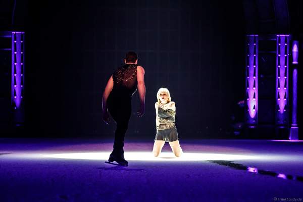Paarlauf-Olympiasieger Aljona Savchenko und Bruno Massot mit einer eigens für SHOWTIME von Holiday on Ice kreierte Performance zu „Never Tear Us Apart“ aus dem Film Fifty Shades of Grey
