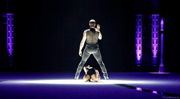 Paarlauf-Olympiasieger Aljona Savchenko und Bruno Massot mit einer eigens für SHOWTIME von Holiday on Ice kreierte Performance zu „Never Tear Us Apart“ aus dem Film Fifty Shades of Grey