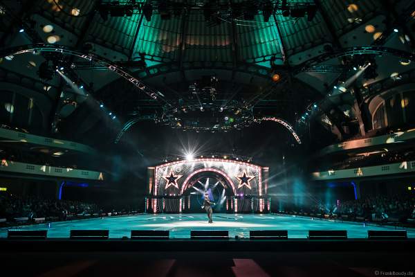 Eiskunstläufer Rohene Ward bei der Eisshow SHOWTIME von Holiday on Ice in der Festhalle Frankfurt und SAP Arena Mannheim 2018-2019