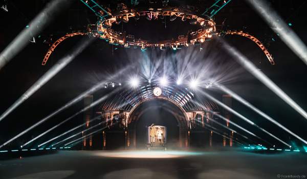 Valentina Marchei und Colin Grafton als bei der Eisshow SHOWTIME von Holiday on Ice in der Festhalle Frankfurt und SAP Arena Mannheim 2018-2019