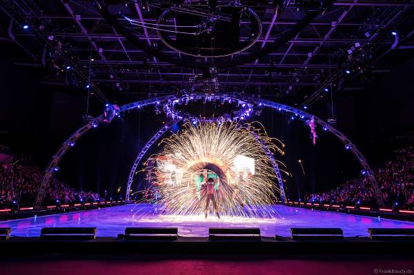 Oleksandr Mishaka mit Funkenpoi bei der Eisshow SHOWTIME von Holiday on Ice in der Festhalle Frankfurt und SAP Arena Mannheim 2018-2019