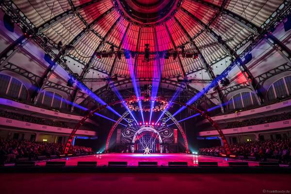 Alexey Rogonov und Alina Ustimkina als Marionetten bei der Eisshow SHOWTIME von Holiday on Ice in der Festhalle Frankfurt und SAP Arena Mannheim 2018-2019
