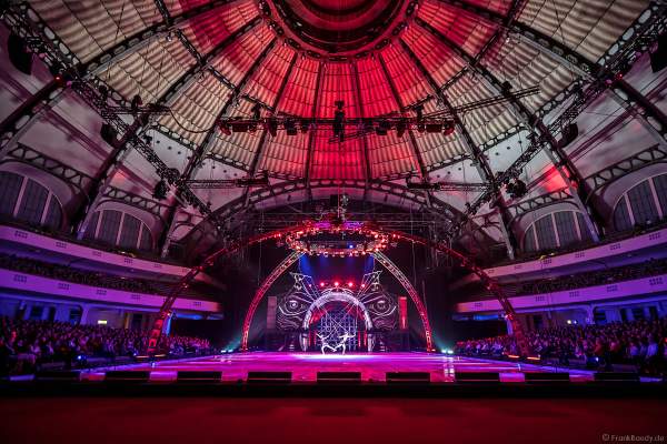 Alexey Rogonov und Alina Ustimkina als Marionetten bei der Eisshow SHOWTIME von Holiday on Ice in der Festhalle Frankfurt und SAP Arena Mannheim 2018-2019