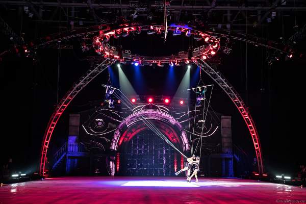 Alexey Rogonov und Alina Ustimkina als Marionetten bei der Eisshow SHOWTIME von Holiday on Ice in der Festhalle Frankfurt und SAP Arena Mannheim 2018-2019