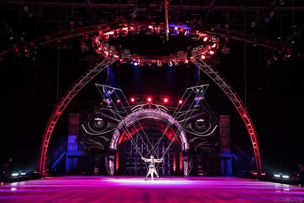 Alexey Rogonov und Alina Ustimkina als Marionetten bei der Eisshow SHOWTIME von Holiday on Ice in der Festhalle Frankfurt und SAP Arena Mannheim 2018-2019