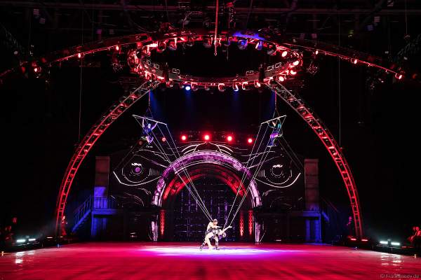 Alexey Rogonov und Alina Ustimkina als Marionetten bei der Eisshow SHOWTIME von Holiday on Ice in der Festhalle Frankfurt und SAP Arena Mannheim 2018-2019