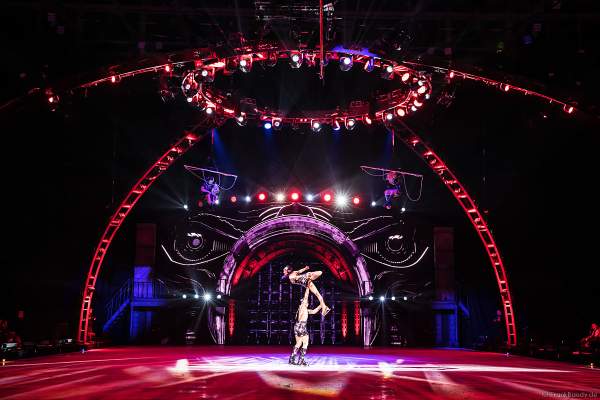 Alexey Rogonov und Alina Ustimkina als Marionetten bei der Eisshow SHOWTIME von Holiday on Ice in der Festhalle Frankfurt und SAP Arena Mannheim 2018-2019