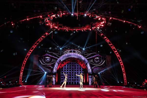 Alexey Rogonov und Alina Ustimkina als Marionetten bei der Eisshow SHOWTIME von Holiday on Ice in der Festhalle Frankfurt und SAP Arena Mannheim 2018-2019