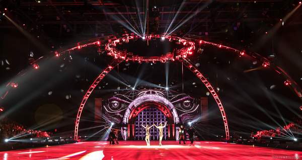 Alexey Rogonov und Alina Ustimkina als Marionetten bei der Eisshow SHOWTIME von Holiday on Ice in der Festhalle Frankfurt und SAP Arena Mannheim 2018-2019
