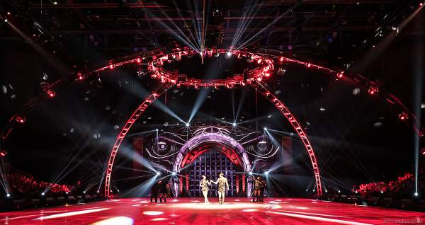 Alexey Rogonov und Alina Ustimkina als Marionetten bei der Eisshow SHOWTIME von Holiday on Ice in der Festhalle Frankfurt und SAP Arena Mannheim 2018-2019