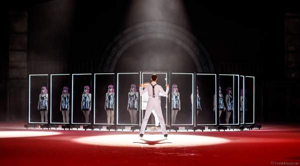 Colin Grafton als bei der Eisshow SHOWTIME von Holiday on Ice in der Festhalle Frankfurt und SAP Arena Mannheim 2018-2019