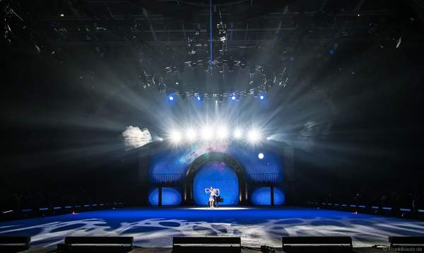 Eiskunstlauf-Olympiasieger Aljona Savchenko und Bruno Massot zeigen ihre berühmte Sieger-Olympia-Kür zu „La Terre Vu Du Ciel“ bei der Eisshow SHOWTIME von Holiday on Ice in der Festhalle Frankfurt und SAP Arena Mannheim 2018-2019