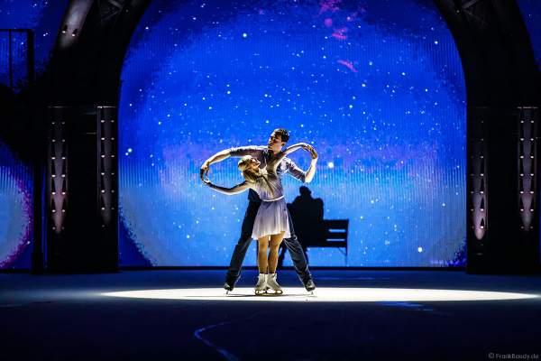 Eiskunstlauf-Olympiasieger Aljona Savchenko und Bruno Massot zeigen ihre berühmte Sieger-Olympia-Kür zu „La Terre Vu Du Ciel“ bei der Eisshow SHOWTIME von Holiday on Ice in der Festhalle Frankfurt und SAP Arena Mannheim 2018-2019