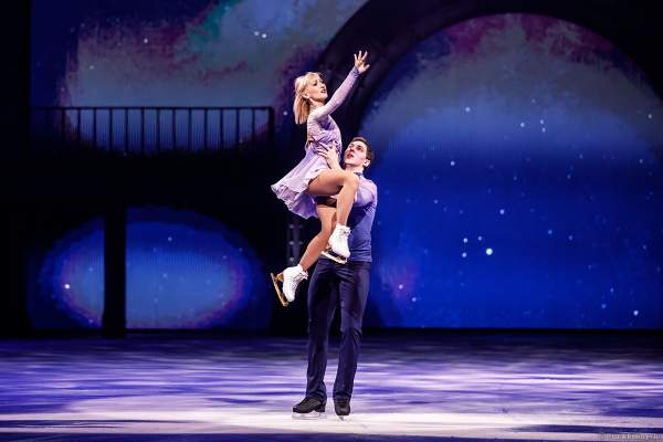 Eiskunstlauf-Olympiasieger Aljona Savchenko und Bruno Massot zeigen ihre berühmte Sieger-Olympia-Kür zu „La Terre Vu Du Ciel“ bei der Eisshow SHOWTIME von Holiday on Ice in der Festhalle Frankfurt und SAP Arena Mannheim 2018-2019