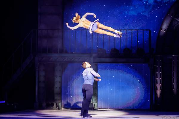 Eiskunstlauf-Olympiasieger Aljona Savchenko und Bruno Massot zeigen ihre berühmte Sieger-Olympia-Kür bei der Eisshow SHOWTIME von Holiday on Ice in der Festhalle Frankfurt und SAP Arena Mannheim 2018-2019