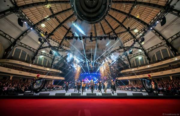 Eiskunstlauf-Olympiasieger Aljona Savchenko und Bruno Massot beim Finale der Eiskunstlauf-Olympiasieger Aljona Savchenko und Bruno Massot beim Finale der Eisshow SHOWTIME von Holiday on Ice in der Festhalle Frankfurt und SAP Arena Mannheim 2018-2019