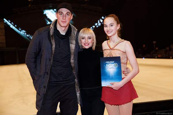 Kiara Siehr vom Mannheimer ERC mit Aljona Savchenko und Bruno Massot bei der Eisshow SHOWTIME von Holiday on Ice in der SAP Arena Mannheim 2018-2019
