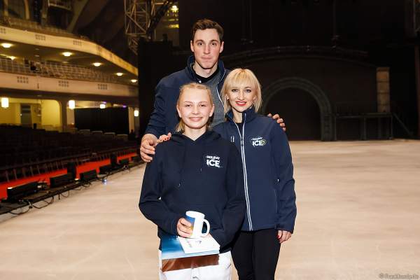 Lena Sommer vom LSC Bad Nauheim mit Aljona Savchenko und Bruno Massot Eisshow SHOWTIME von Holiday on Ice in der Festhalle Frankfurt  2018-2019