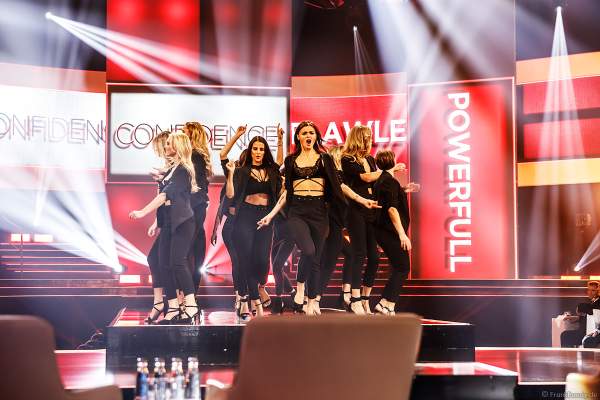 Opening im sexy Outfit: Miss Baden-Württemberg 2019 - Nadine Berneis, Miss Bayern 2018/19 - Verena Mann, Miss Berlin 2018/19 - Illa-Lisa Albers, Brandenburg 2018/19 - Marie-Charlott Köhler, Miss Bremen 2018/19 - Marianne Kock, Miss Hamburg 2018/19 - Pricilla Klein, Miss Hessen 2018/19 - Saida Rovcanin, Miss Mecklenburg-Vorpommern 2018/19 - Lena Rottloff, Miss Niedersachsen 2018/19 - Sarah Wipperfürth, Miss Nordrhein-Westfalen - Lara-Kristin, Miss Rheinland-Pfalz 2018/19 - Alina Cara Beyer, Miss Saarland 2018/19 - Miriam Cissé, Miss Sachsen 2018/19 - Anastasia Aksak, Miss Sachsen-Anhalt 2018/19 - Celine Peschek, Miss Schleswig-Holstein 2018/19 - Lara Flatterich, Miss Thüringen 2018/19 - Natali Grekov beim Finale Miss Germany 2019