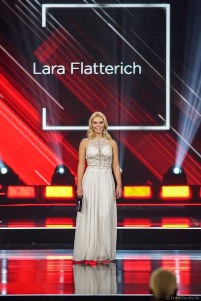 Miss Schleswig-Holstein 2018/19, Lara Flatterich im Abendkleid auf dem Laufsteg beim Miss Germany 2019 Finale in der Europa-Park Arena am 23.02.2019