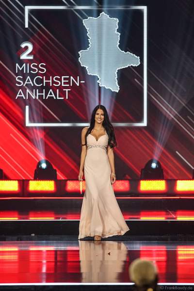 Miss Sachsen-Anhalt 2018/19, Celine Peschek im Abendkleid auf dem Laufsteg beim Miss Germany 2019 Finale in der Europa-Park Arena am 23.02.2019