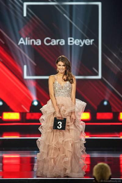 Miss Rheinland-Pfalz 2018/19, Alina Cara Beyer im Abendkleid auf dem Laufsteg beim Miss Germany 2019 Finale in der Europa-Park Arena am 23.02.2019