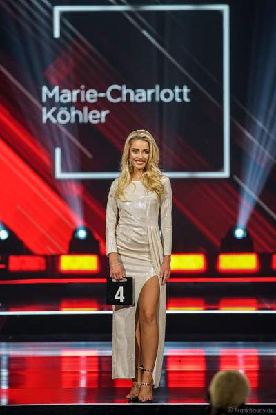 Miss Brandenburg 2018/19, Marie-Charlott Köhler im Abendkleid auf dem Laufsteg beim Miss Germany 2019 Finale in der Europa-Park Arena am 23.02.2019