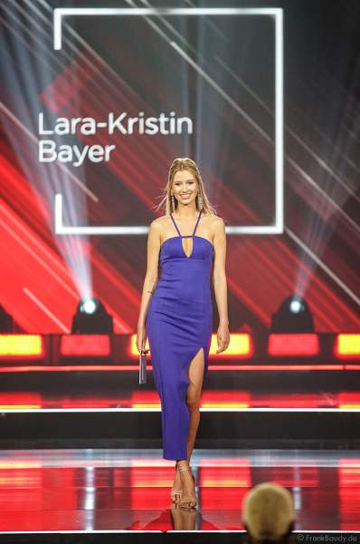 Miss Nordrhein-Westfalen, Lara im Abendkleid auf dem Laufsteg beim Miss Germany 2019 Finale in der Europa-Park Arena am 23.02.2019