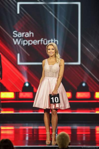 Miss Niedersachsen 2018/19, Sarah Wipperfürth im Abendkleid auf dem Laufsteg beim Miss Germany 2019 Finale in der Europa-Park Arena am 23.02.2019
