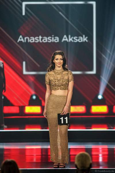 Miss Sachsen 2018/19, Anastasia Aksak im Abendkleid auf dem Laufsteg beim Miss Germany 2019 Finale in der Europa-Park Arena am 23.02.2019