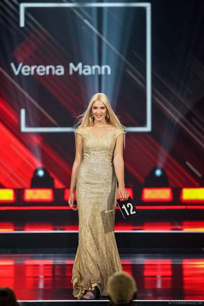 Miss Bayern 2018/19, Verena Mann im Abendkleid auf dem Laufsteg beim Miss Germany 2019 Finale in der Europa-Park Arena am 23.02.2019