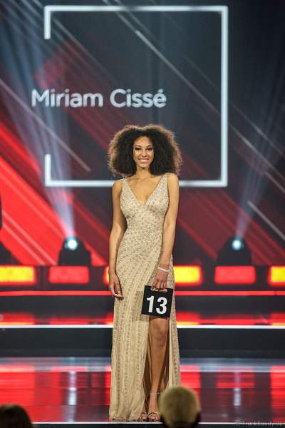 Miss Saarland 2018/19, Miriam Cissé im Abendkleid auf dem Laufsteg beim Miss Germany 2019 Finale in der Europa-Park Arena am 23.02.2019