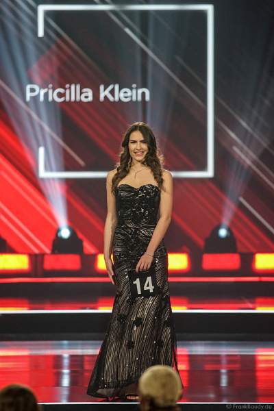 Miss Hamburg 2018/19, Pricilla Klein im Abendkleid auf dem Laufsteg beim Miss Germany 2019 Finale in der Europa-Park Arena am 23.02.2019
