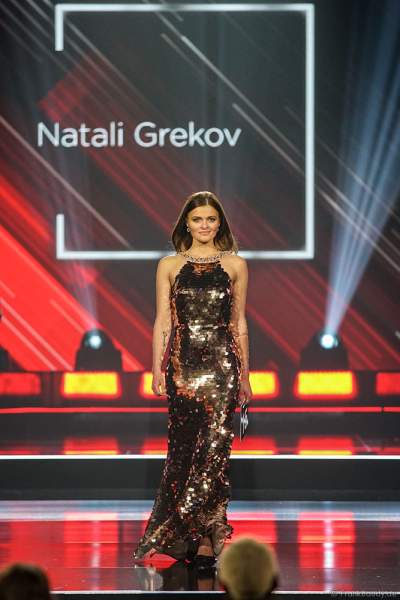Miss Thüringen 2018/19, Natali Grekov im Abendkleid auf dem Laufsteg beim Miss Germany 2019 Finale in der Europa-Park Arena am 23.02.2019