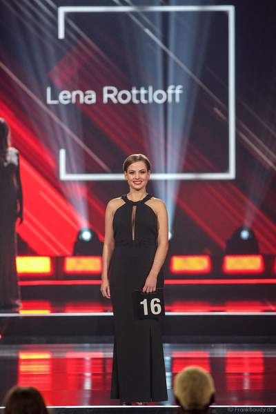 Miss Mecklenburg-Vorpommern 2018/19, Lena Rottloff im Abendkleid auf dem Laufsteg beim Miss Germany 2019 Finale in der Europa-Park Arena am 23.02.2019