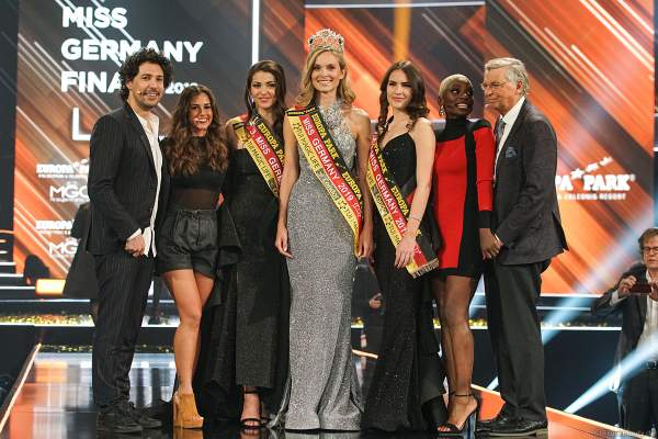 Gruppenfoto der Miss Germany 2019 Gewinnerinnen mit der Jury: Boris Entrup, Sarah Lombardi, Nikeata Thompson und Wolfgang Bosbach