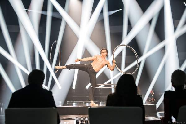 Anton Monastyrsky mit seiner Hula-Hoop-Reifen Show beim Finale der Miss Germany Wahl 2019 in der Europa-Park Arena am 23.02.2019