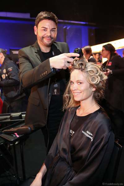 Polizistin Nadine Berneis und spätere Miss Germany 2019 Backstage bei den Vorbereitungen am Nachmittag vor der Wahl