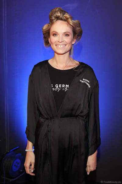 Polizistin Nadine Berneis und spätere Miss Germany 2019 Backstage bei den Vorbereitungen am Nachmittag vor der Wahl