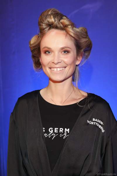 Polizistin Nadine Berneis und spätere Miss Germany 2019 Backstage bei den Vorbereitungen am Nachmittag vor der Wahl