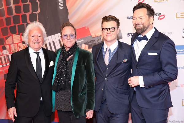 Ossy Hoppe, Kiefer Sutherland, Oliver Hoppe und Moderator Ingo Nommsen beim PRG Live Entertainment Award (LEA) 2019 in der Festhalle in Frankfurt
