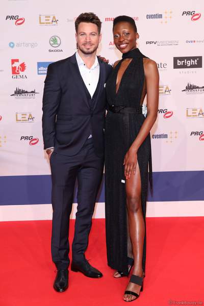 Sebastian Pannek und Model Toni Dreher-Adenuga beim PRG Live Entertainment Award (LEA) 2019 in der Festhalle in Frankfurt