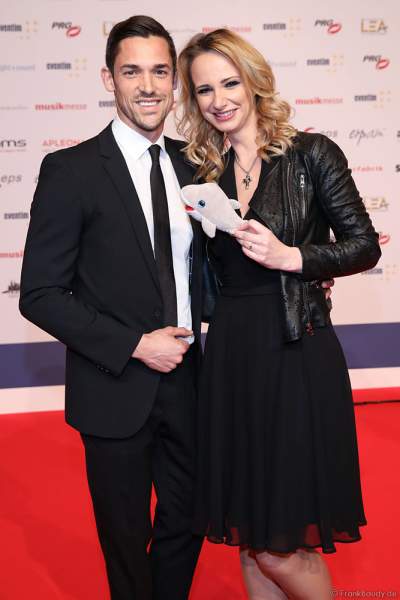 Pia Malo (Pia Malolepski) mit Begleitung auf dem roten Teppich beim PRG Live Entertainment Award (LEA) 2019 in der Festhalle in Frankfurt
