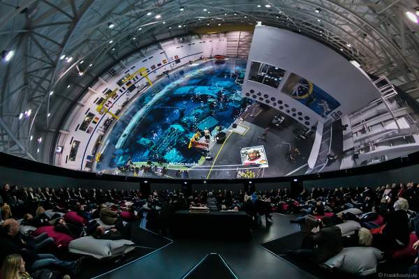 Astronauten mit Tauchern unter Wasser für die Vorbereitung ins All beim Filmabenteuer Mission Astronaut im 360 Grad-Kino TRAUMZEIT-DOME, Europa-Park 2019
