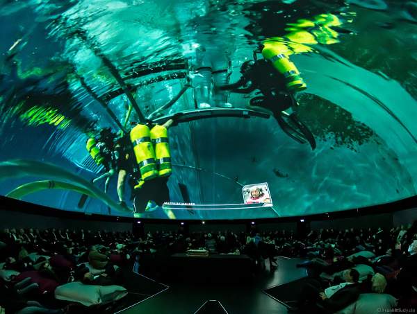Astronauten mit Tauchern unter Wasser für die Vorbereitung ins All beim Filmabenteuer Mission Astronaut im 360 Grad-Kino TRAUMZEIT-DOME, Europa-Park 2019