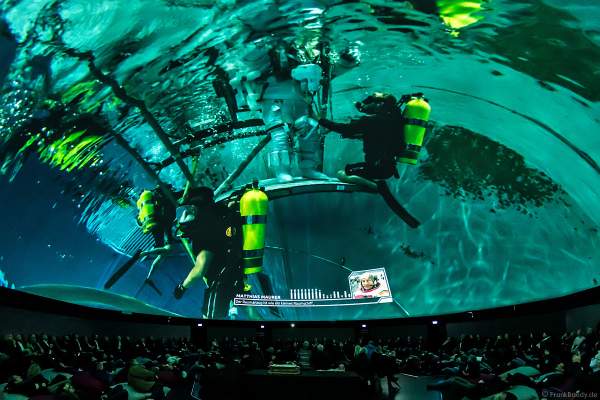 Astronauten mit Tauchern unter Wasser für die Vorbereitung ins All beim Filmabenteuer Mission Astronaut im 360 Grad-Kino TRAUMZEIT-DOME, Europa-Park 2019