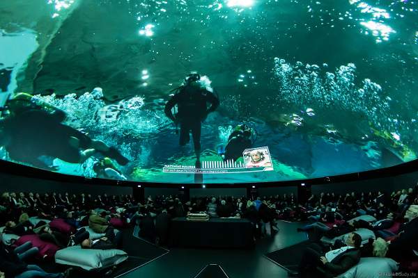Astronauten mit Tauchern unter Wasser für die Vorbereitung ins All beim Filmabenteuer Mission Astronaut im 360 Grad-Kino TRAUMZEIT-DOME, Europa-Park 2019