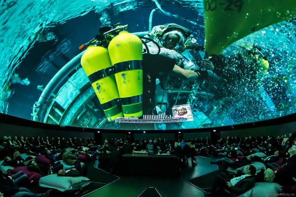 Astronauten mit Tauchern unter Wasser für die Vorbereitung ins All beim Filmabenteuer Mission Astronaut im 360 Grad-Kino TRAUMZEIT-DOME, Europa-Park 2019